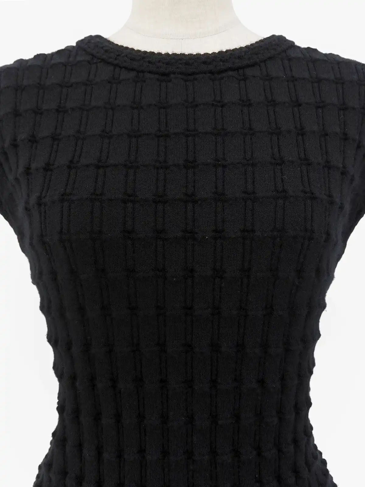 カシミアミニロゴプレートノースリーブニット ブラック