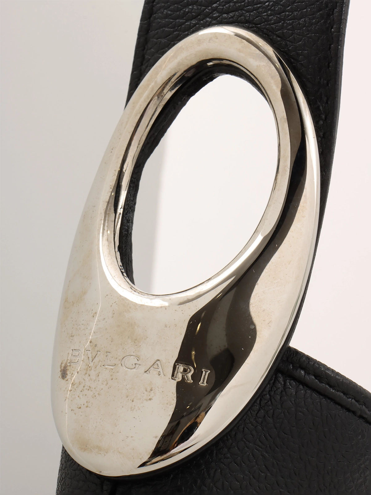 オーバルロゴプレートショルダーバッグ ブラック