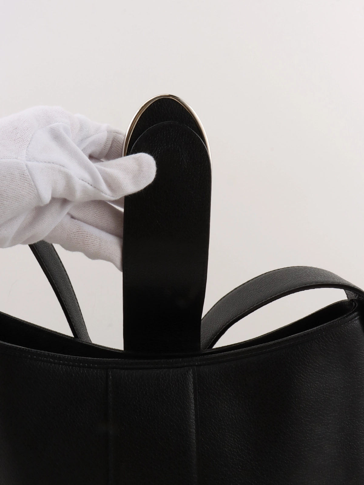 オーバルロゴプレートショルダーバッグ ブラック