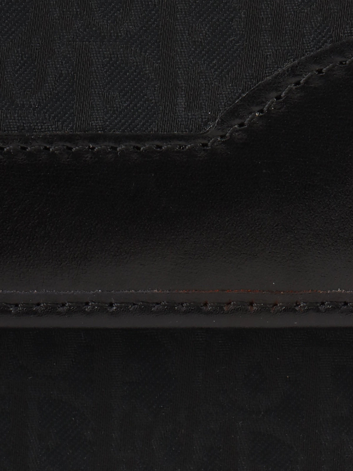 Trotter Pattern Round Logo Plate Chain Shoulder Bag Black