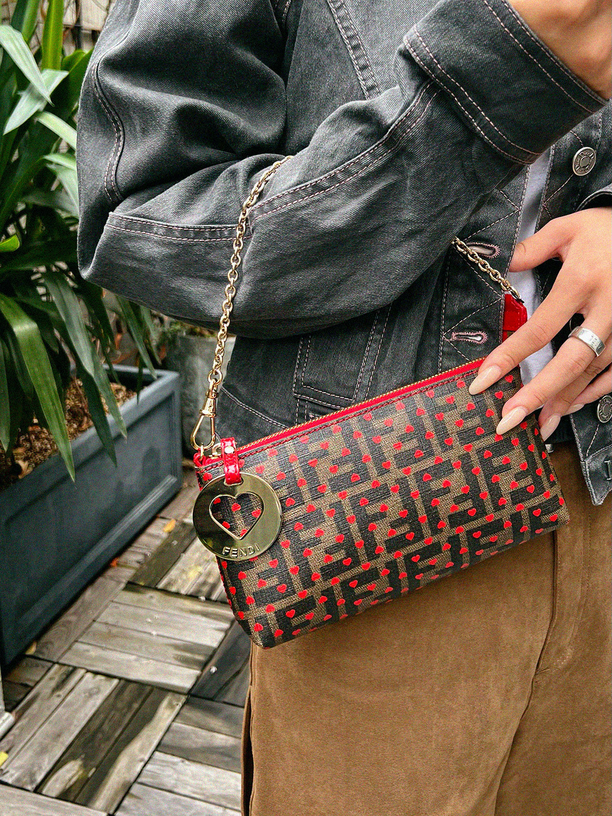 ハートFFズッカパターンチェーンハンドバッグ　ブラウン／レッド