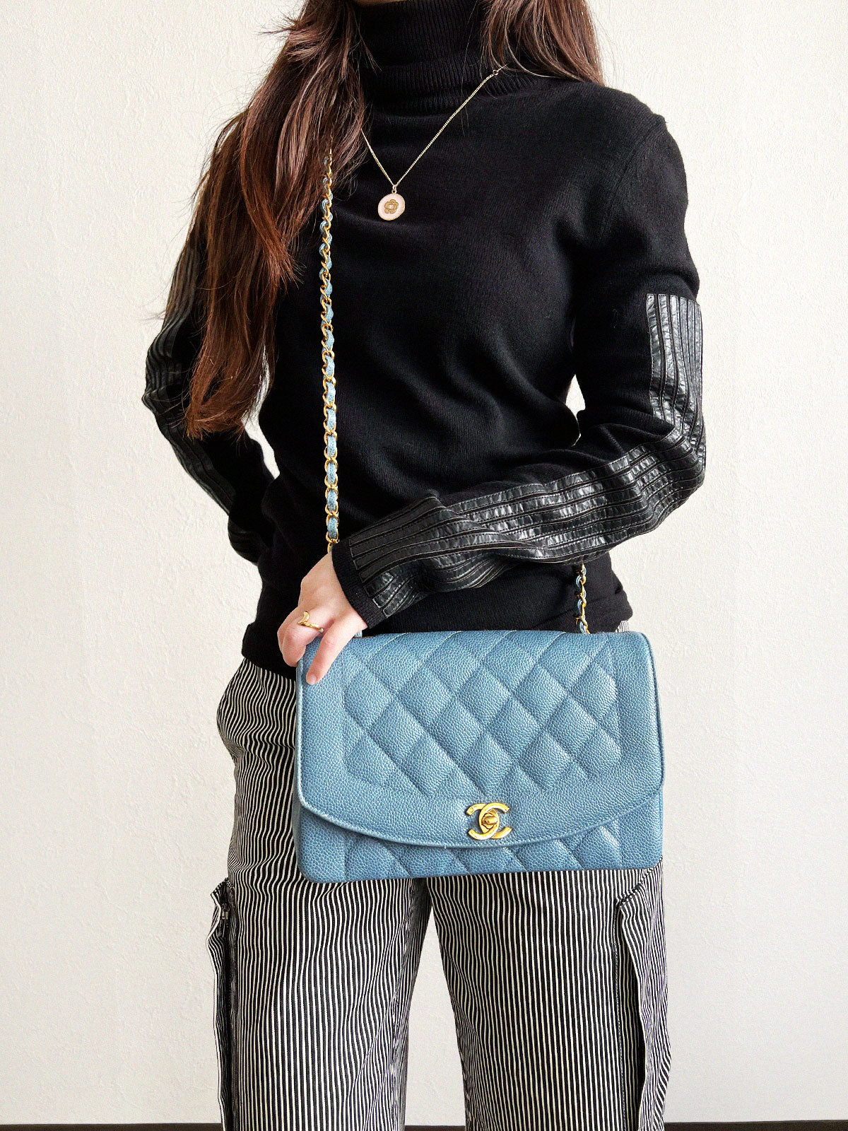 1995年頃製　キャビアスキンダイアナフラップチェーンバッグ25cm　ライトブルー