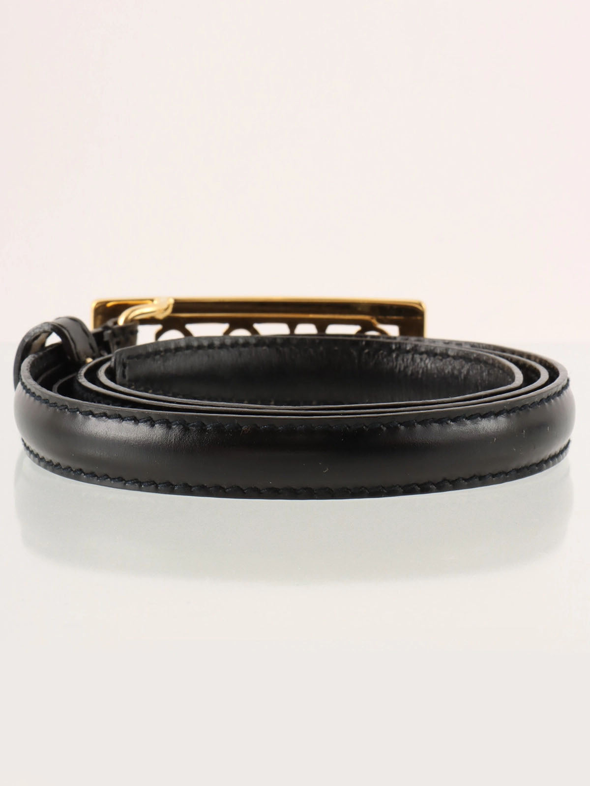Leather logo buckle belt in black/gold