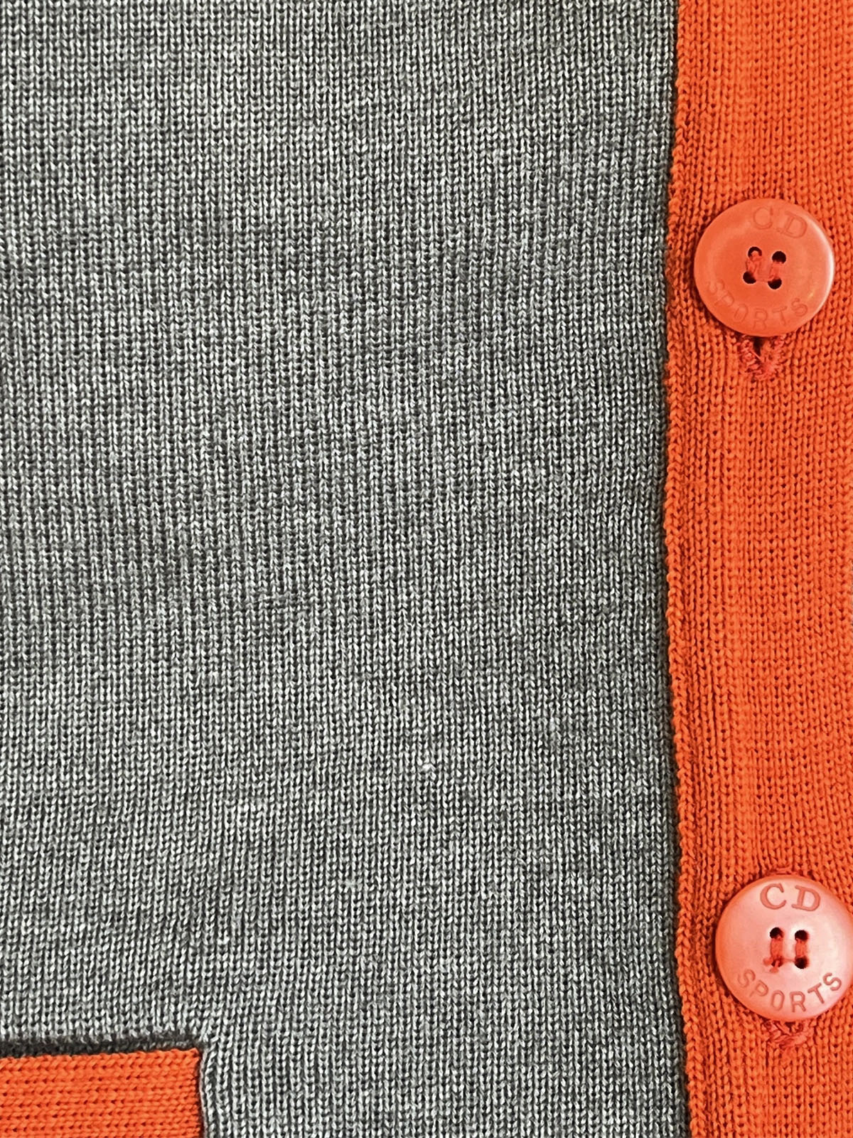 バイカラーロゴワッペンニットベスト　グレー／オレンジ