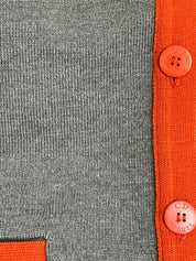 バイカラーロゴワッペンニットベスト　グレー／オレンジ