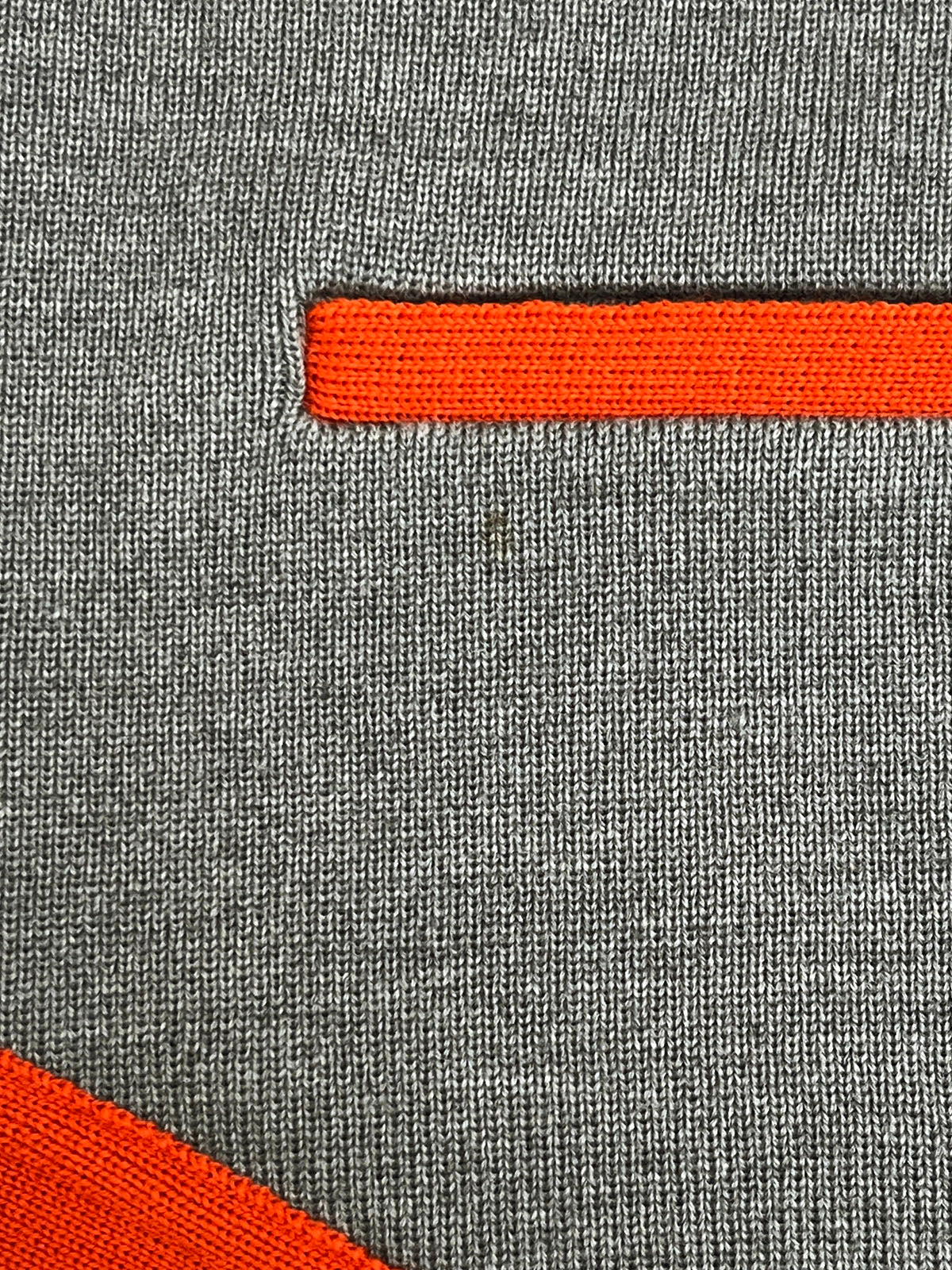 バイカラーロゴワッペンニットベスト　グレー／オレンジ