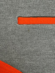 バイカラーロゴワッペンニットベスト　グレー／オレンジ