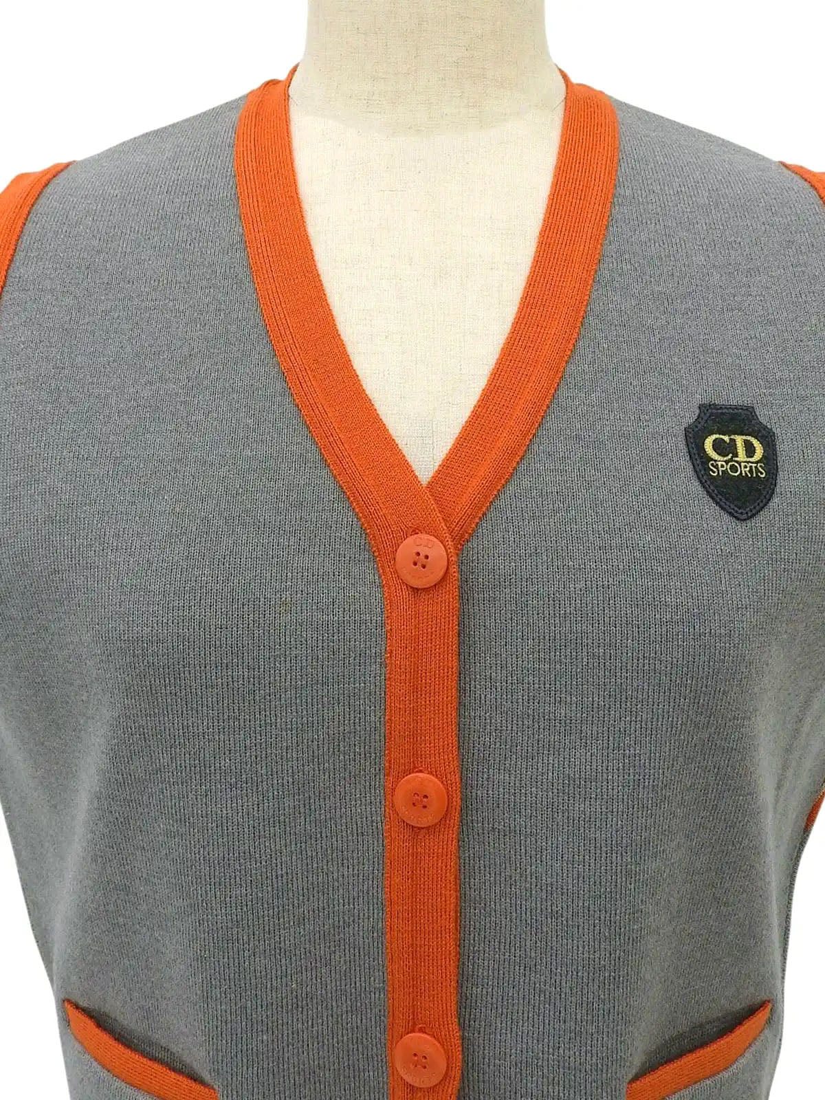 バイカラーロゴワッペンニットベスト　グレー／オレンジ