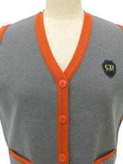 バイカラーロゴワッペンニットベスト　グレー／オレンジ