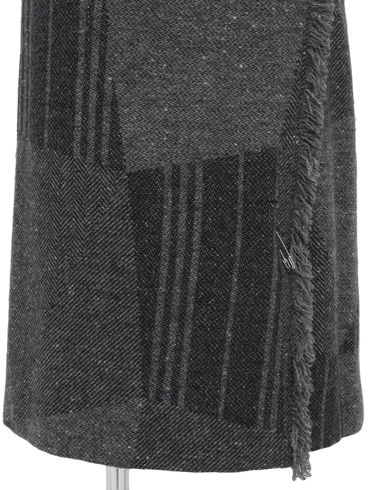 Wool check pattern skirt in gray/black