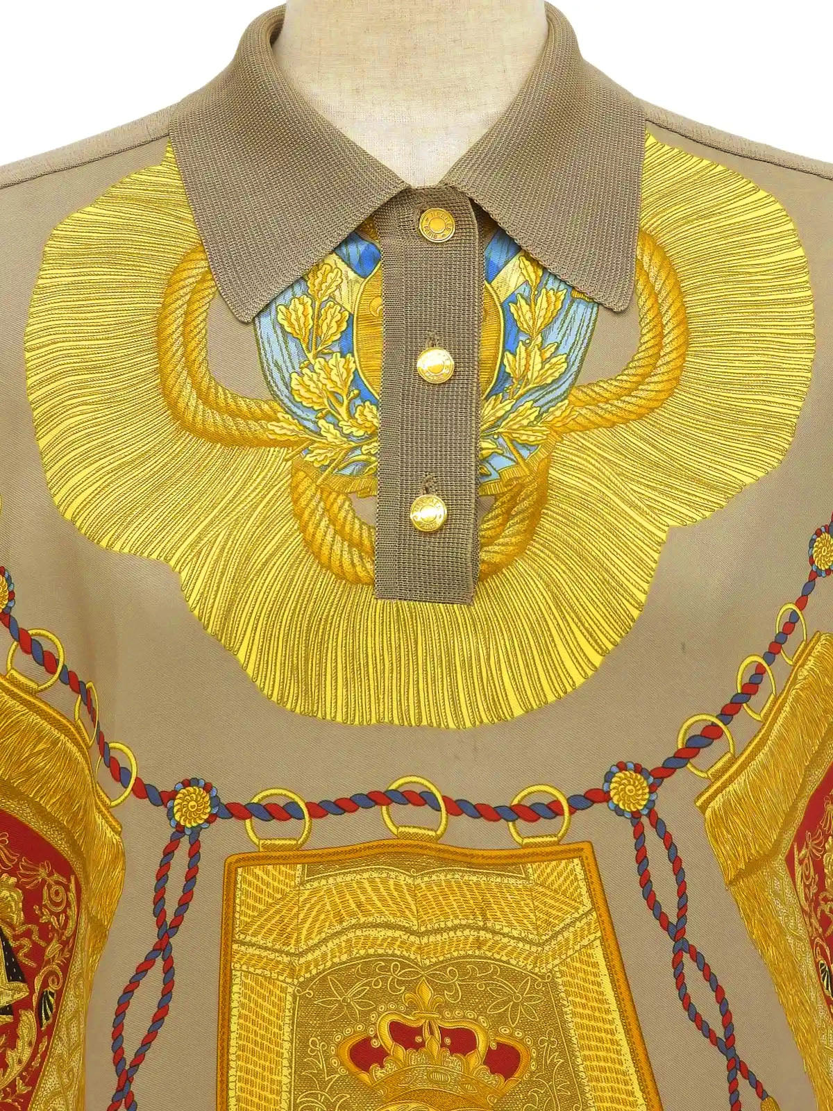 スカーフパターンセリエボタンポロシャツ　ベージュ／マルチ