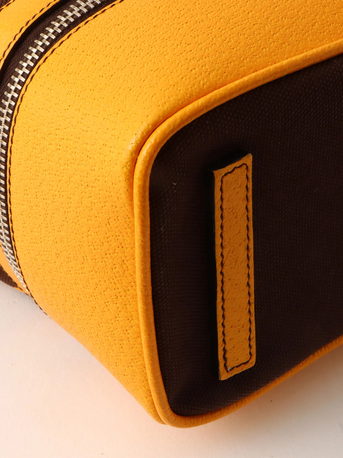 キャンバスレザーコンビロゴエンボスがま口ハンドバッグ ブラウン/イエロー