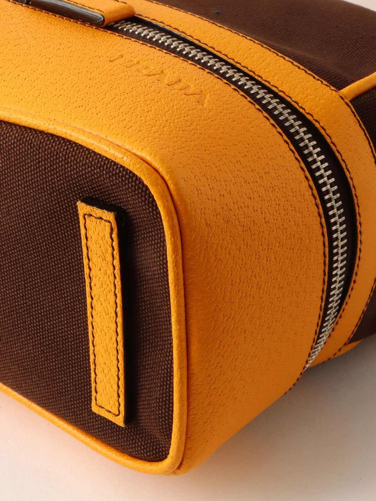 キャンバスレザーコンビロゴエンボスがま口ハンドバッグ ブラウン/イエロー