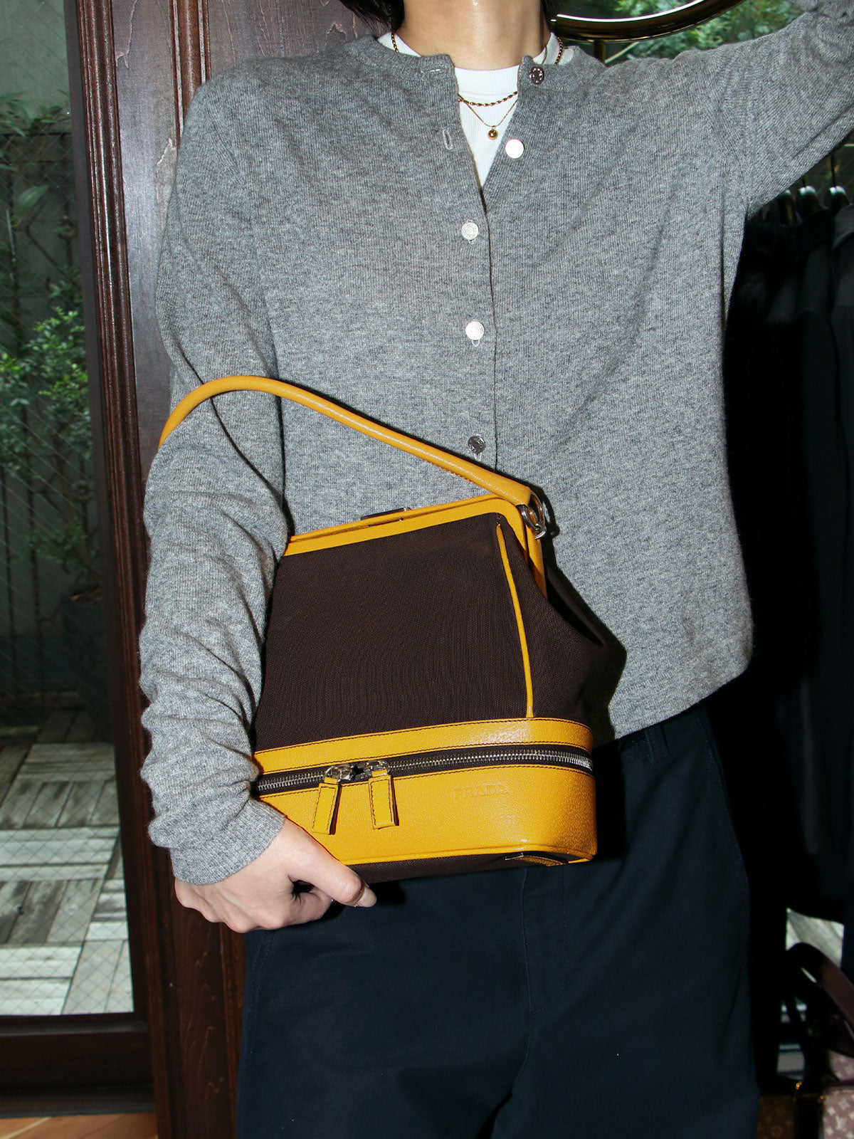 帆布皮革组合标志压纹口金手提包 棕色/黄色