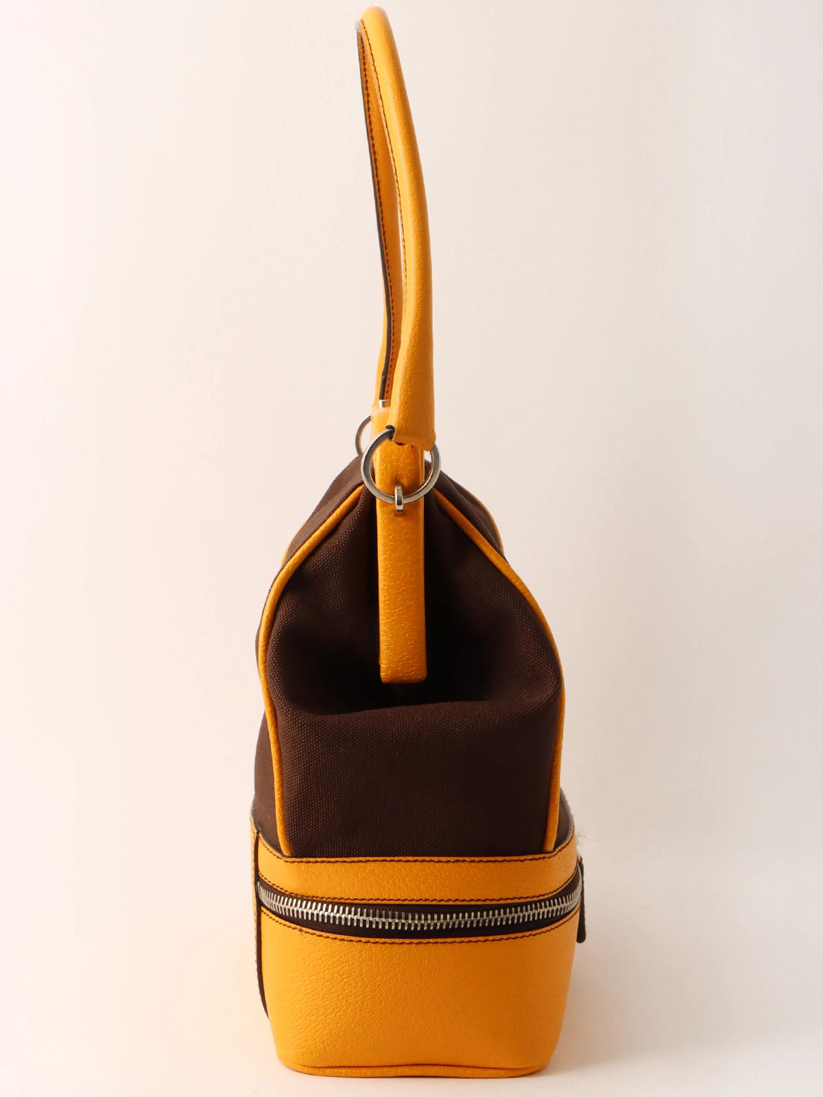 キャンバスレザーコンビロゴエンボスがま口ハンドバッグ ブラウン/イエロー