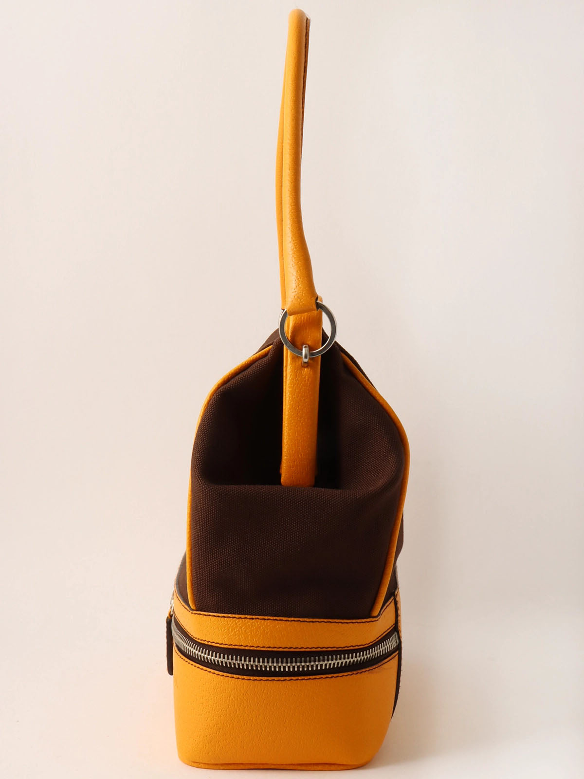 キャンバスレザーコンビロゴエンボスがま口ハンドバッグ ブラウン/イエロー