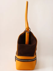 キャンバスレザーコンビロゴエンボスがま口ハンドバッグ ブラウン/イエロー