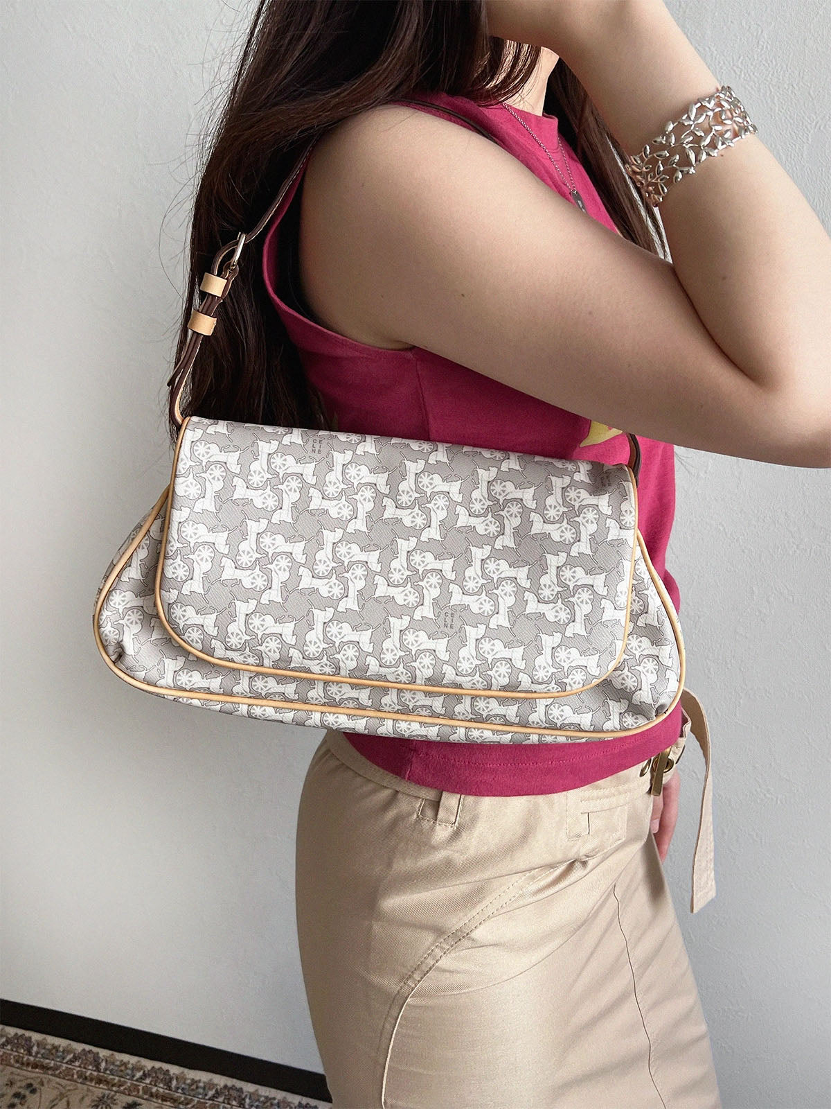 Horse Carriage Pattern Shoulder Bag in Gray/White