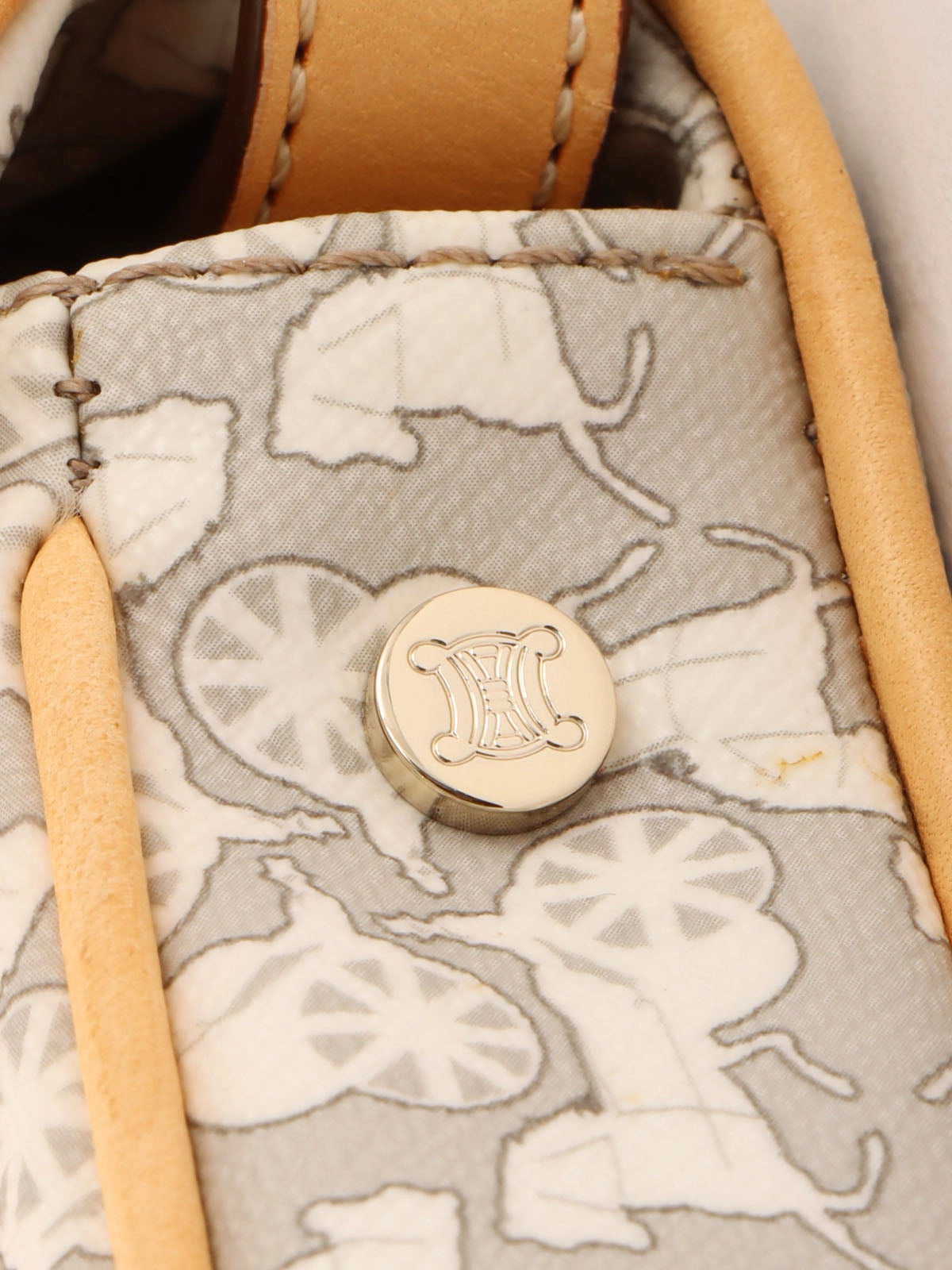 Horse Carriage Pattern Shoulder Bag in Gray/White
