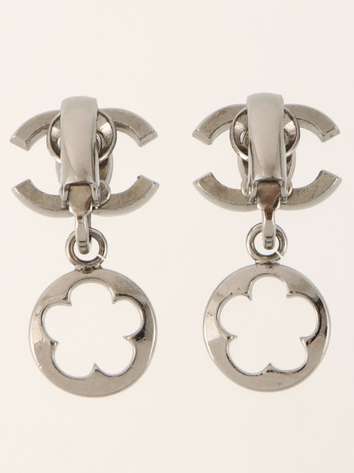 2006 CC Mark Cutout Camellia Earrings Gunmetal