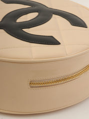 1995 年专利圆形 CC 标志化妆包，米色/黑色