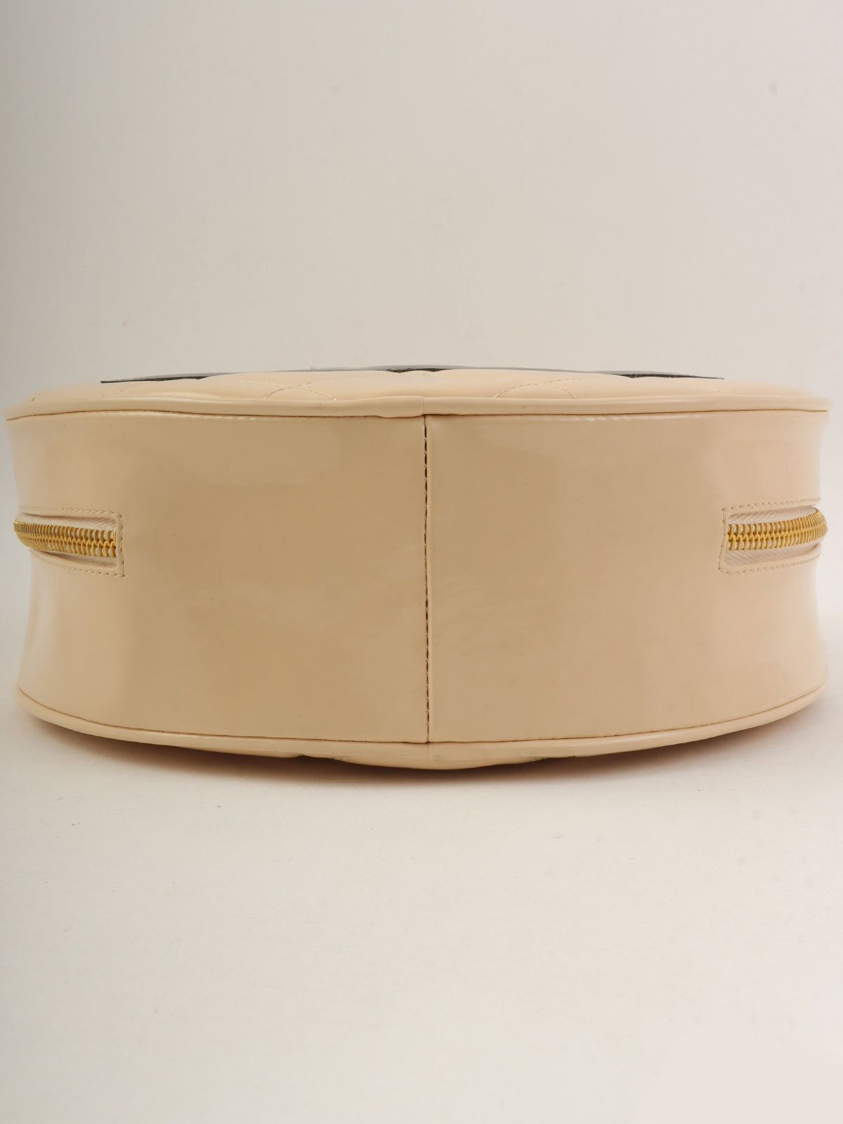 1995 年专利圆形 CC 标志化妆包，米色/黑色