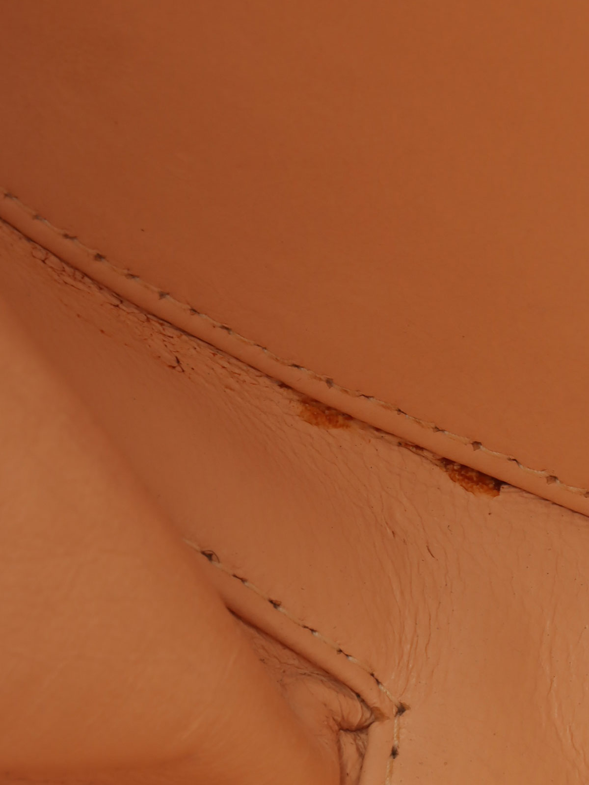 1995 年专利圆形 CC 标志化妆包，米色/黑色