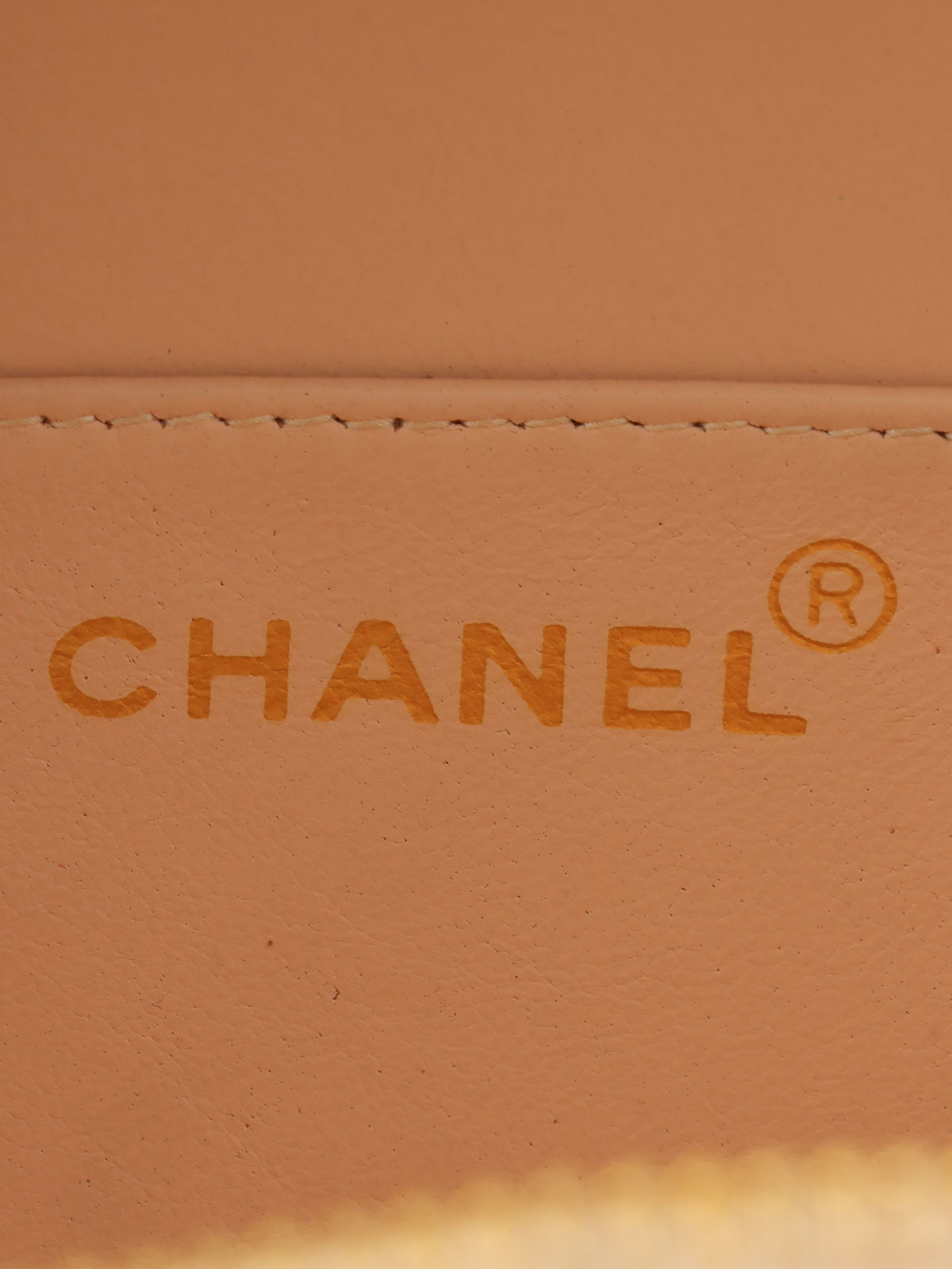 1995 年专利圆形 CC 标志化妆包，米色/黑色