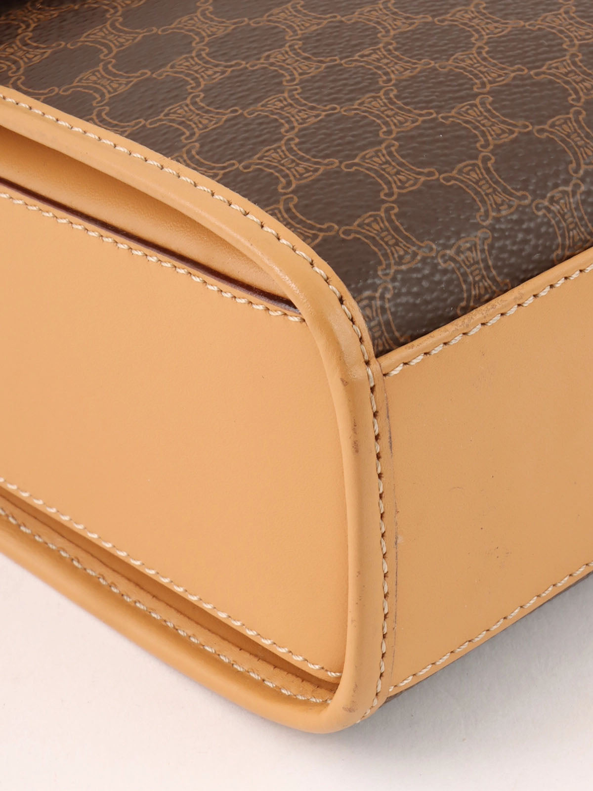 マカダムパターンロゴエンボス2wayバッグ　ブラウン