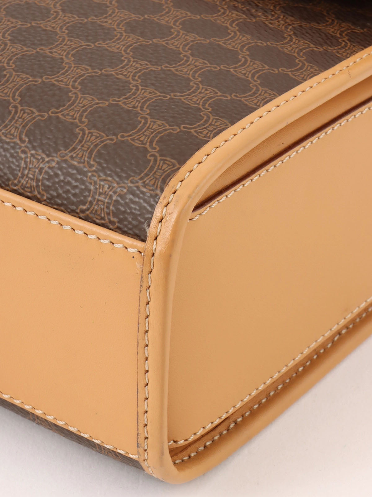 マカダムパターンロゴエンボス2wayバッグ　ブラウン