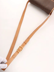 マカダムパターンロゴプレートショルダーバッグ ブラウン