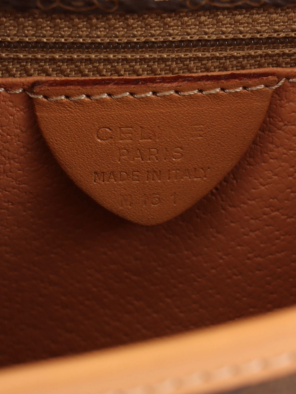 マカダムパターンロゴプレートショルダーバッグ ブラウン