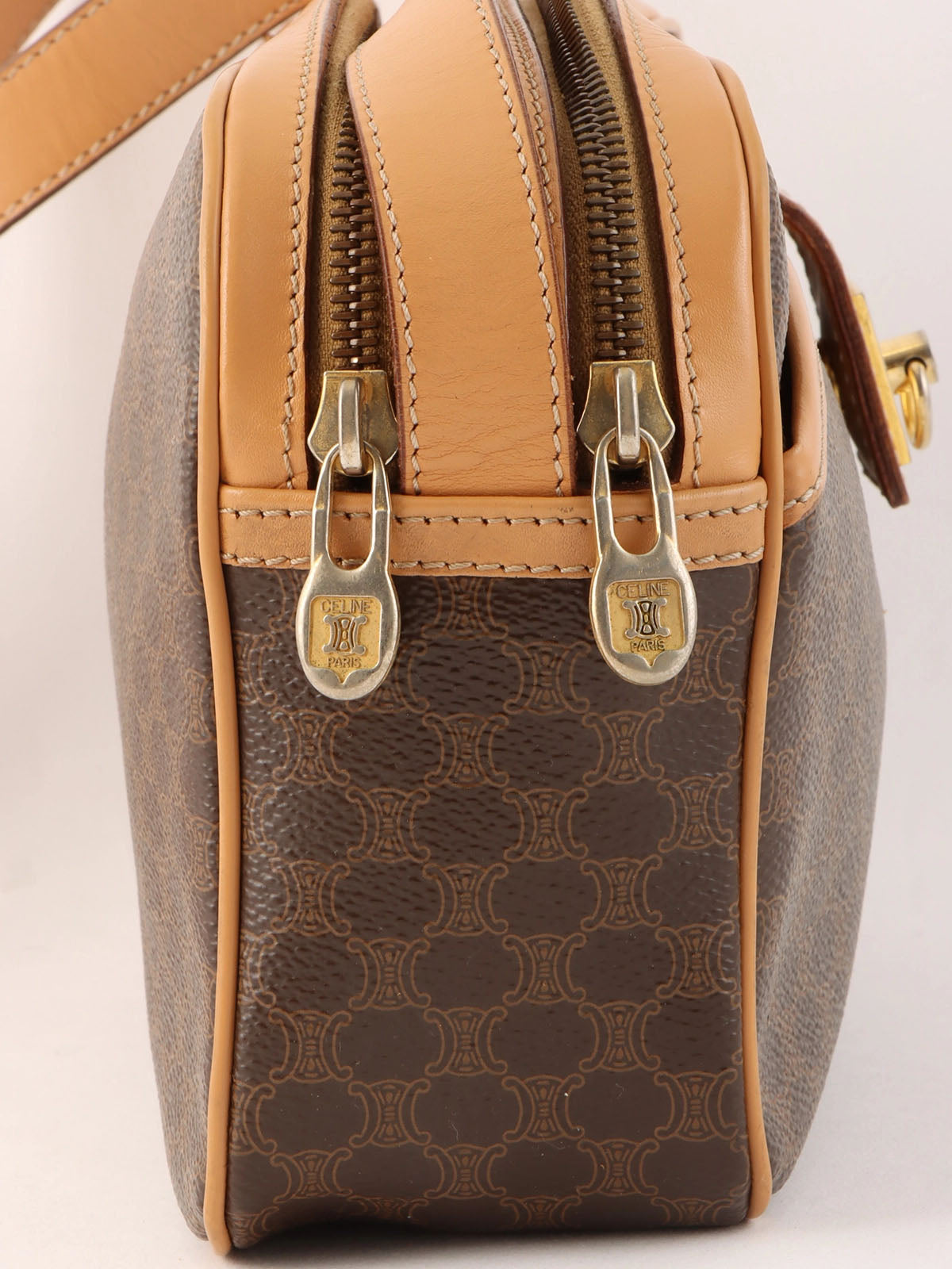 マカダムパターンロゴプレートショルダーバッグ ブラウン