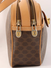 マカダムパターンロゴプレートショルダーバッグ ブラウン