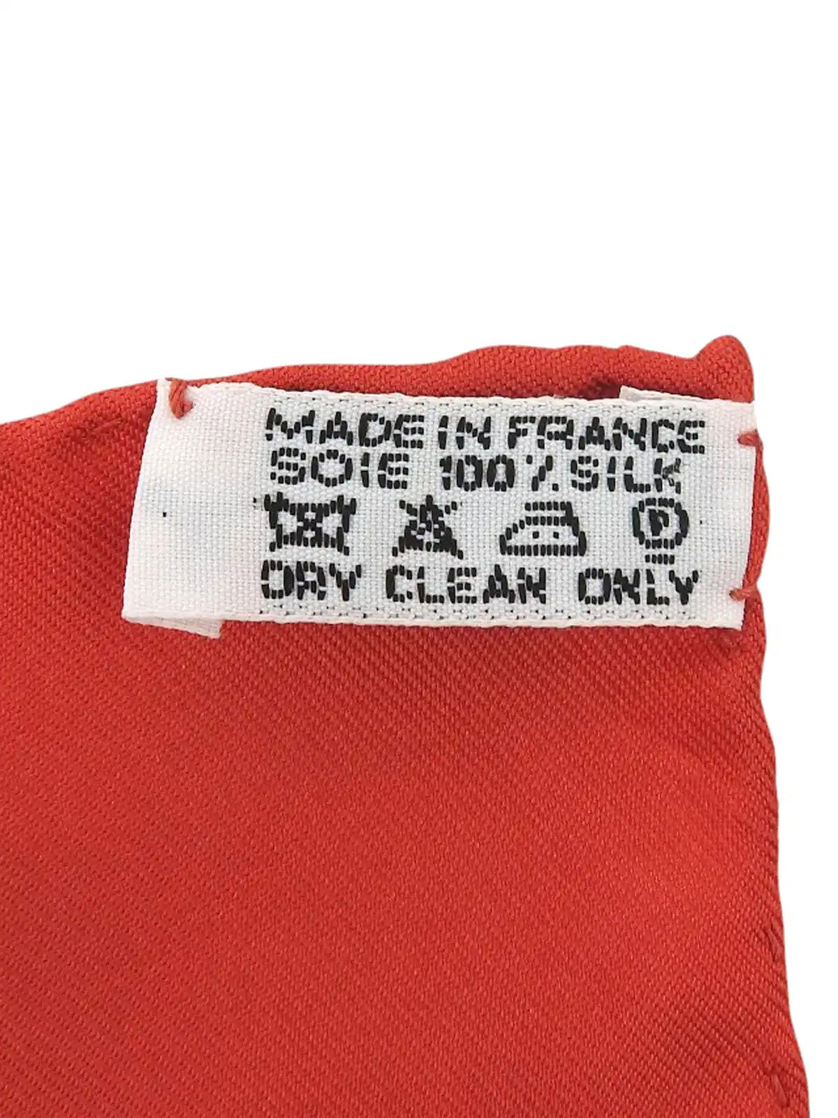 カレ90　Smiles In Third Millenaryパターンスカーフ　レッド／マルチ