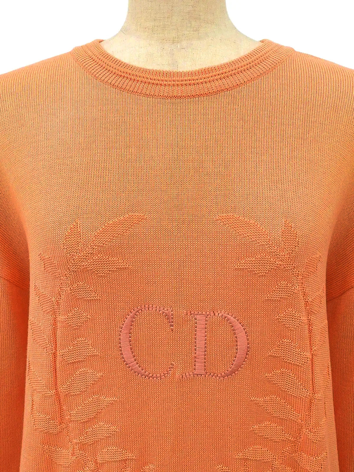 ロゴ刺繍ロングスリーブニットトップス　コーラルオレンジ