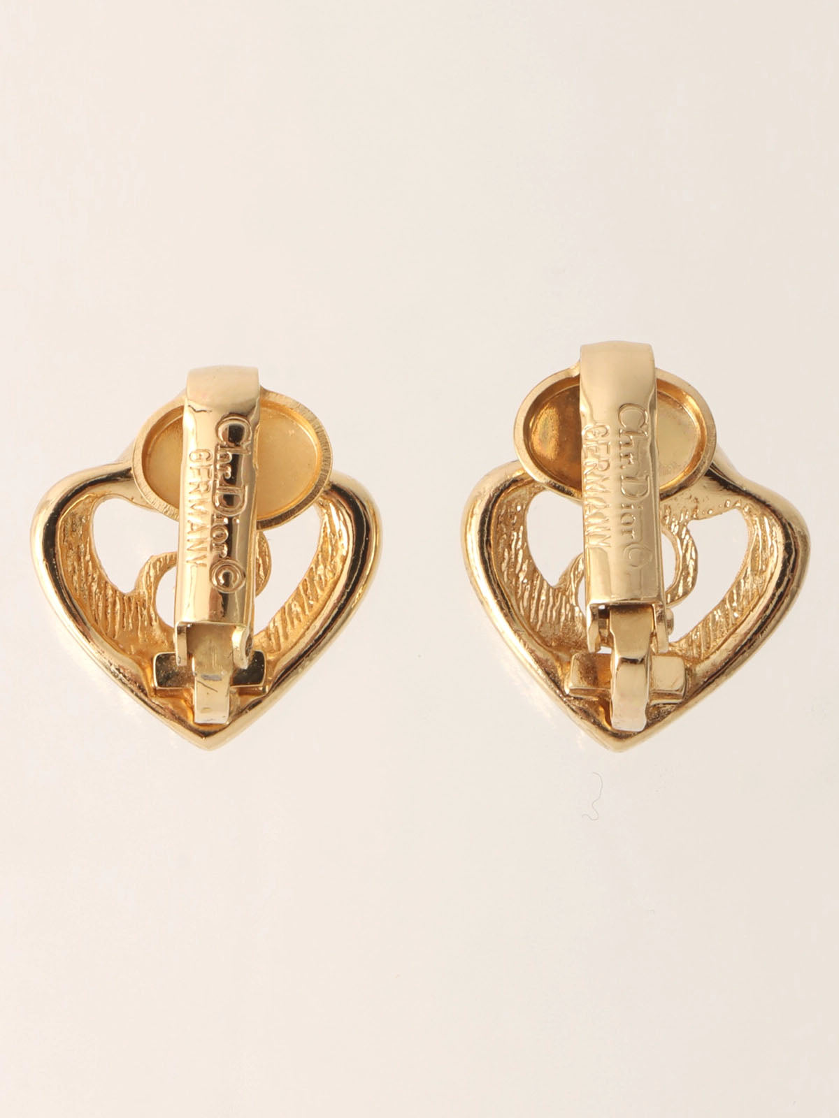 心形镂空徽标耳环金色