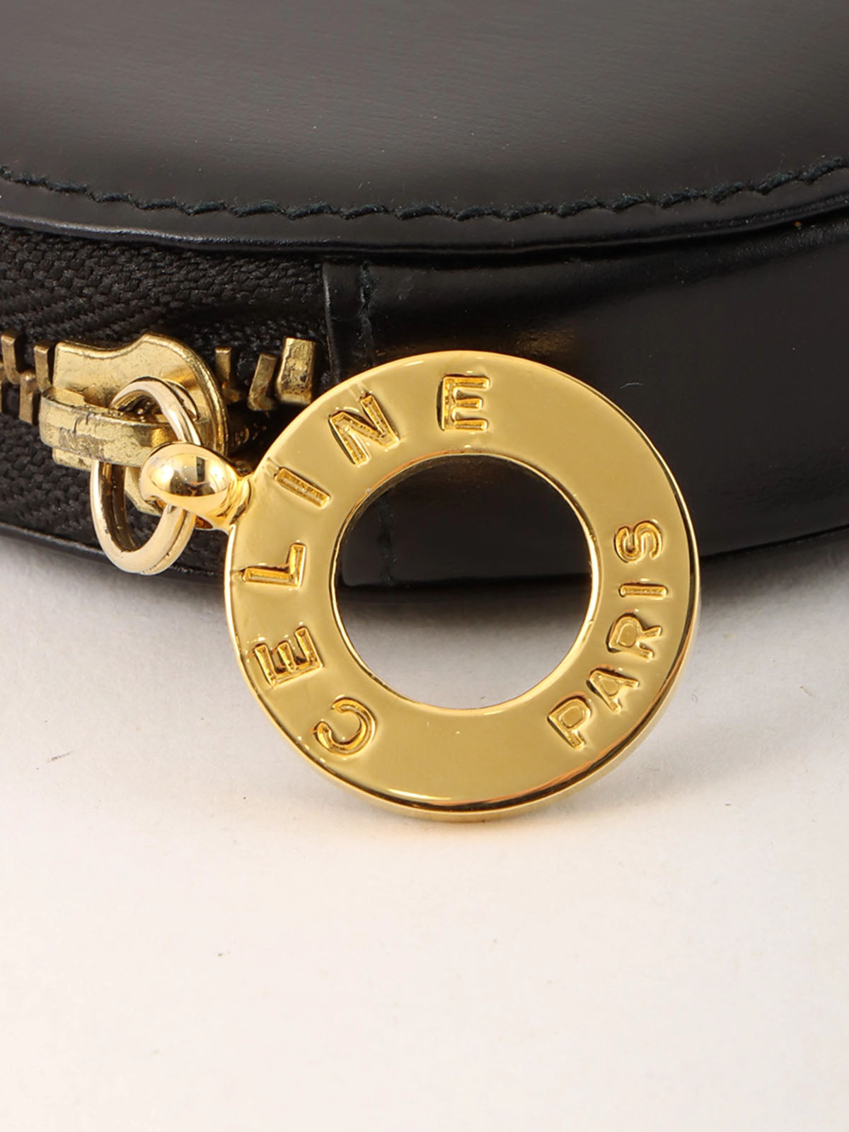 黑色圆形硬币盒，带标志牌