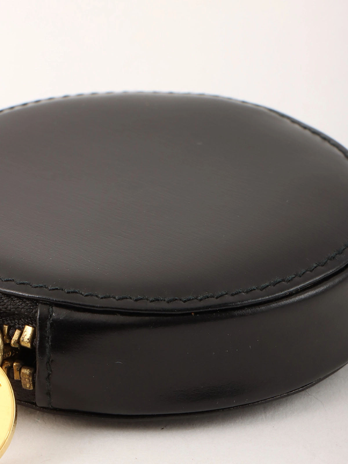 黑色圆形硬币盒，带标志牌