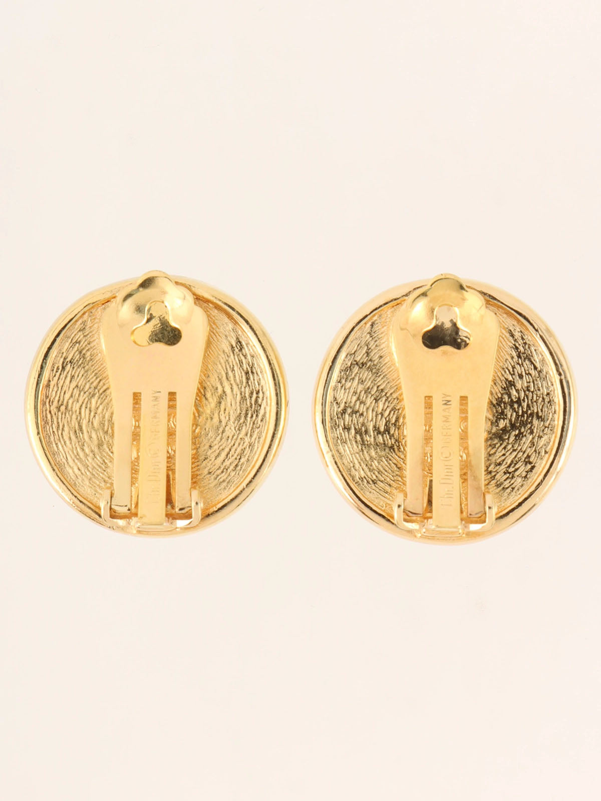 ラウンドエンブレムロゴイヤリング　ゴールド