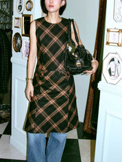 チェックパターンロゴボタンノースリーブワンピース　ブラウン／ブラック