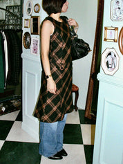 チェックパターンロゴボタンノースリーブワンピース　ブラウン／ブラック