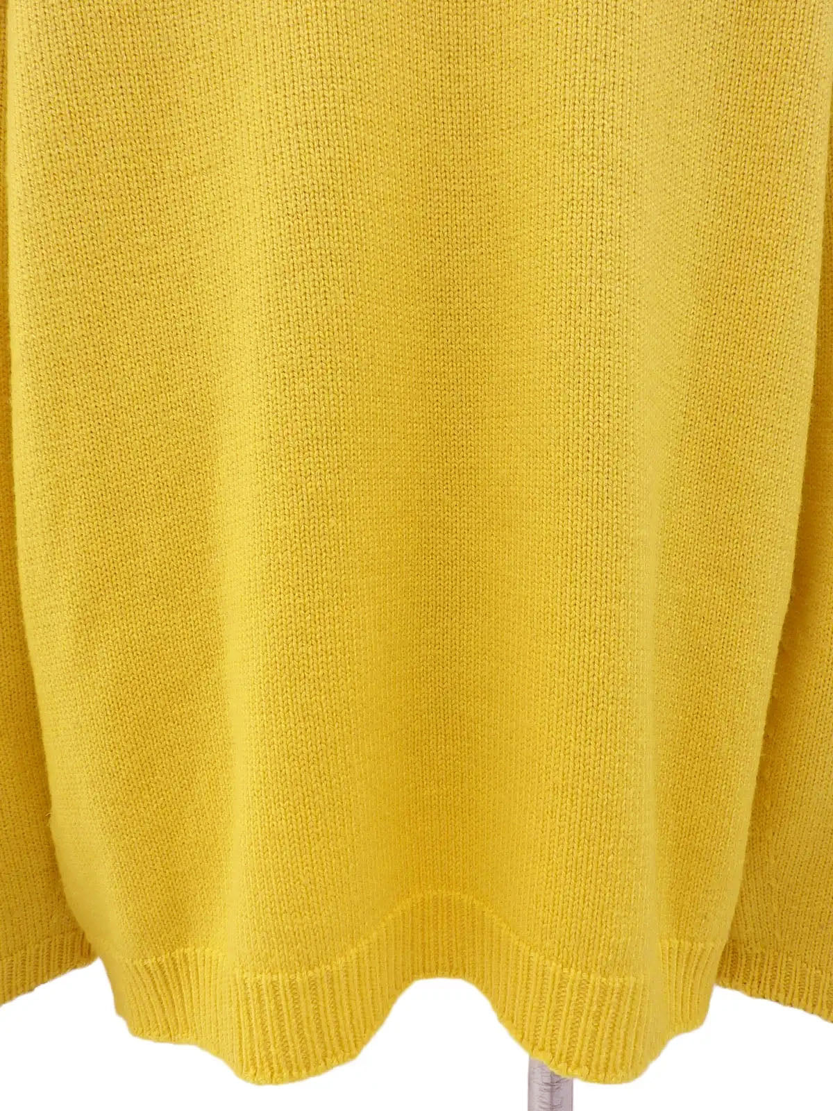 ウールロゴ刺繍ロングスリーブニットセーター　イエロー