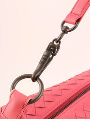 粉色编织手提包