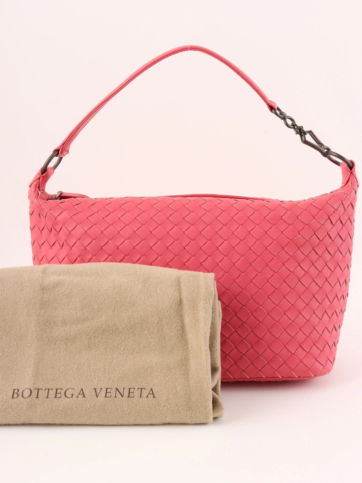 粉色编织手提包