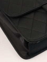 1985-1990 年黑色丝缎 CC 标志牌链条包