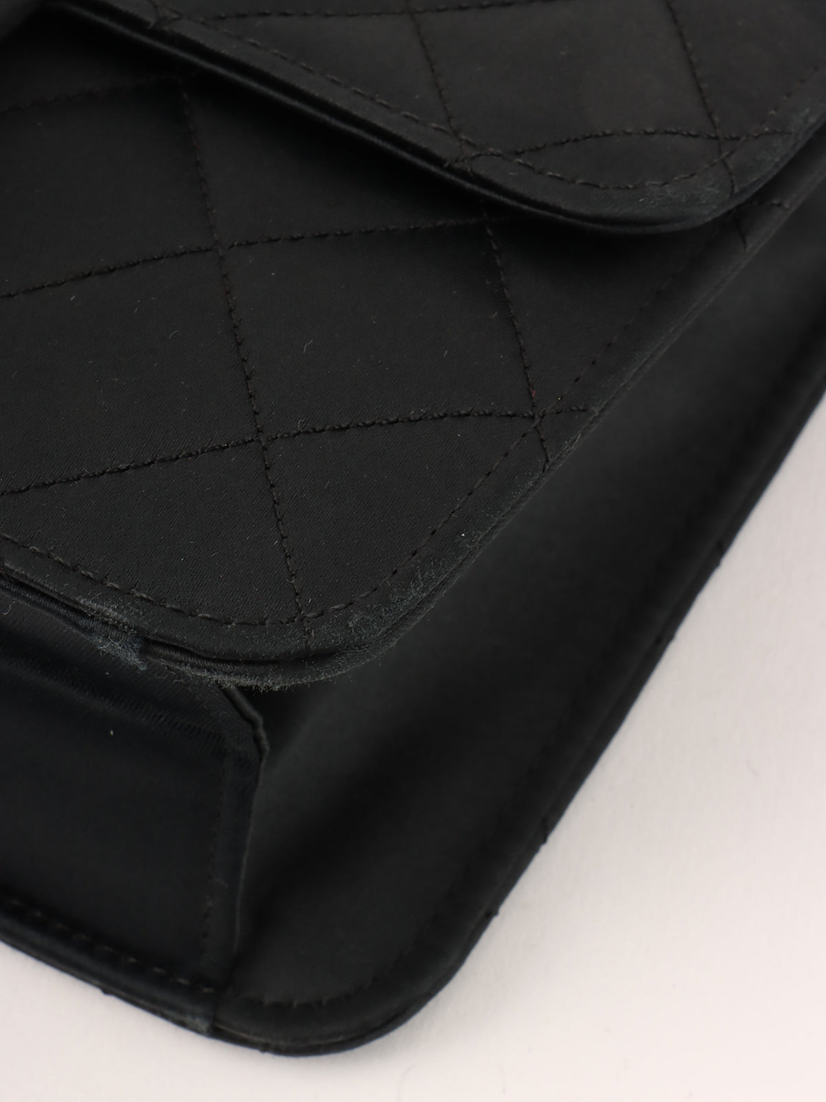 1985-1990 年黑色丝缎 CC 标志牌链条包