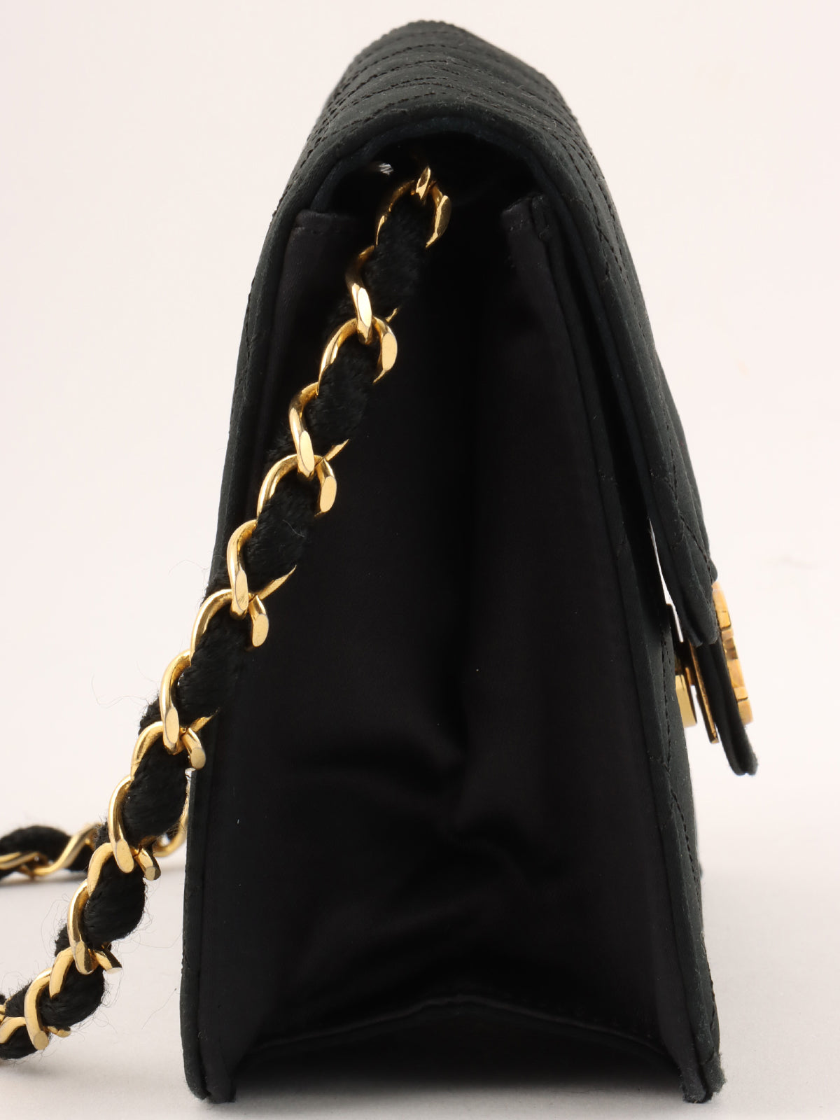 1985-1990 年黑色丝缎 CC 标志牌链条包