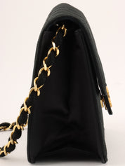 1985-1990 年黑色丝缎 CC 标志牌链条包