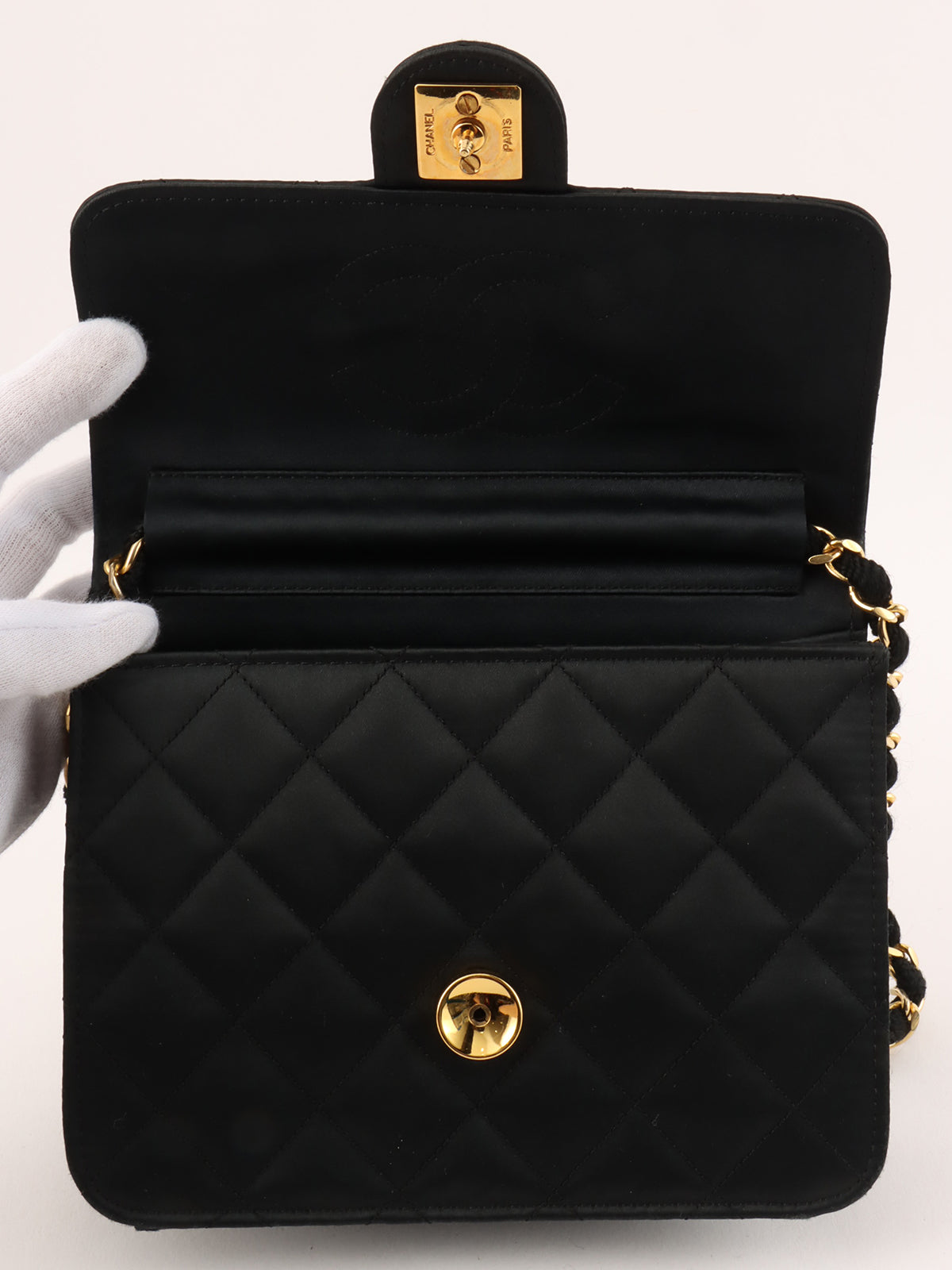 1985-1990 年黑色丝缎 CC 标志牌链条包